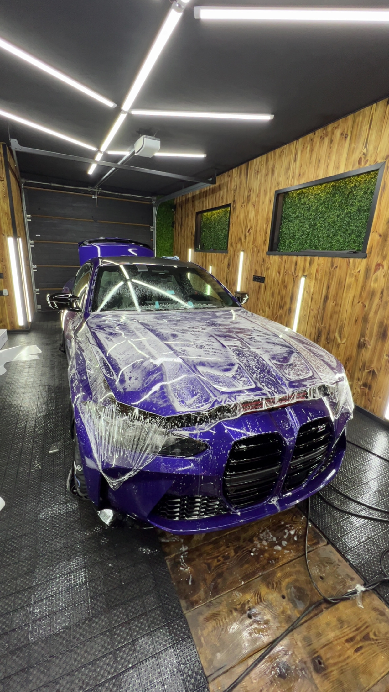 BMW M4 podczas aplikacji folii PPF w Jungle Car Spa